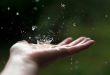 Hand faengt Regentropfen - Regenwasserqualität