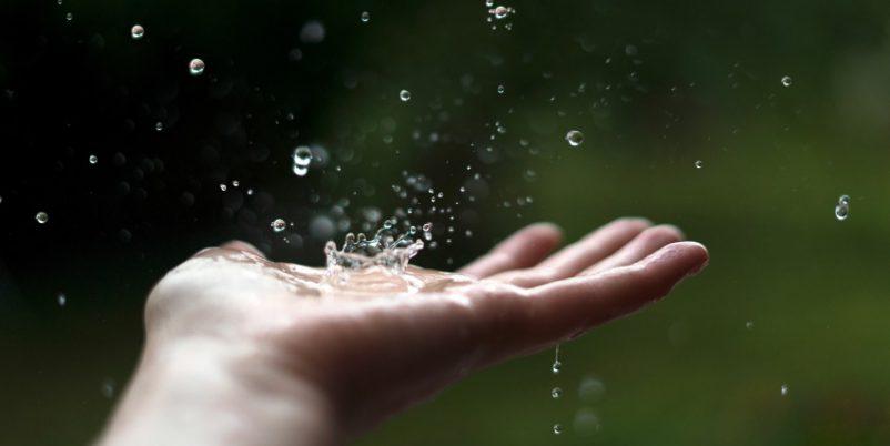 Hand faengt Regentropfen - Regenwasserqualität