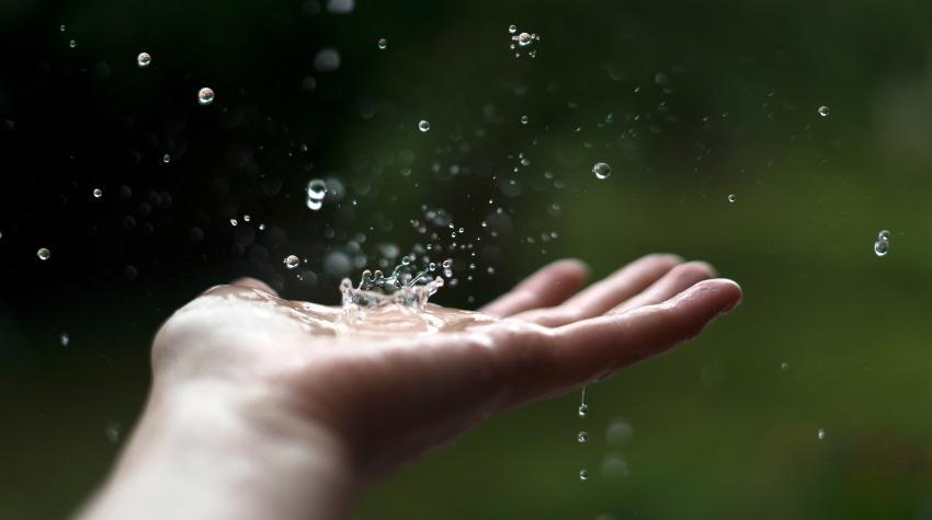 Hand faengt Regentropfen – Regenwasserqualität Hand faengt Regentropfen - Regenwasserqualität