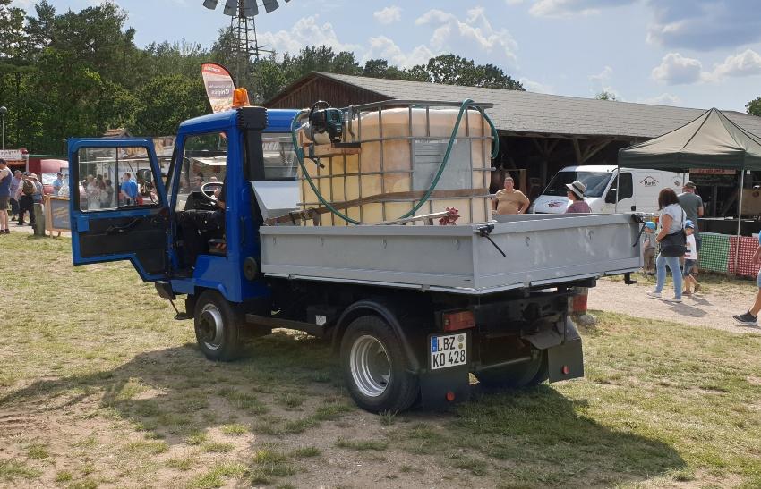 IBC-Container steht auf Transportwagen - IBC Container als Abwassertank