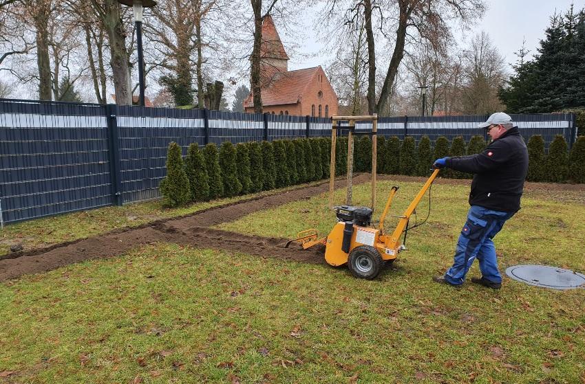 Mann nutzt Grabenfräse für Wasserleitungen - Welche Regner kommen bei der Flächenbewässerung zum Einsatz?