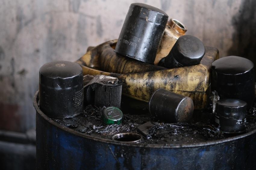 Öl unsachgemaess in alten Fässern und Kanistern - Motoröl lagern