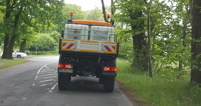 2 IBC werden auf kleinem LKW transportiert