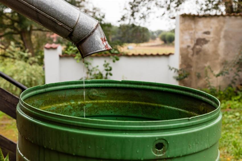 Regentonne mit Abflussrinne - Ist gekipptes Wasser noch zu retten?