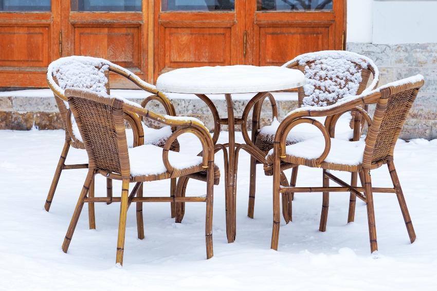 schneebedeckte-gartenmoebel