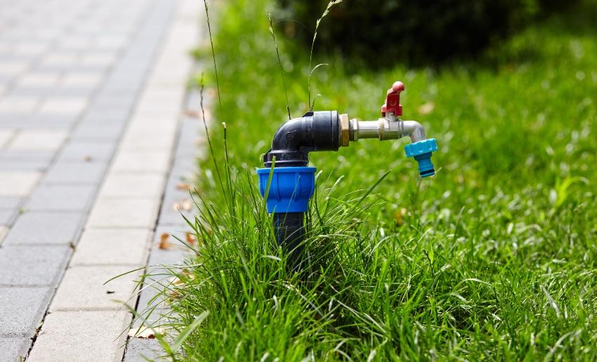 Wasserzapfstelle-auf-Rasen - Wassersäule im Garten