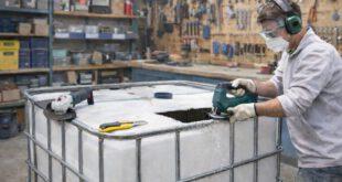 Man schneidet IBC-Container auf