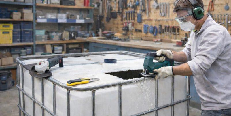 Man schneidet IBC-Container auf