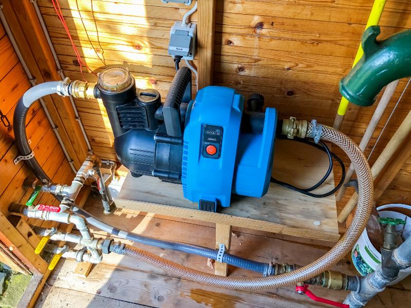Ideen, um die Gartenpumpe zu verstecken REKUBIK® Magazin