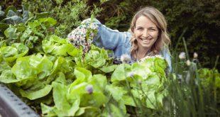 Frau im Garten - Was darf nicht ins Hochbeet