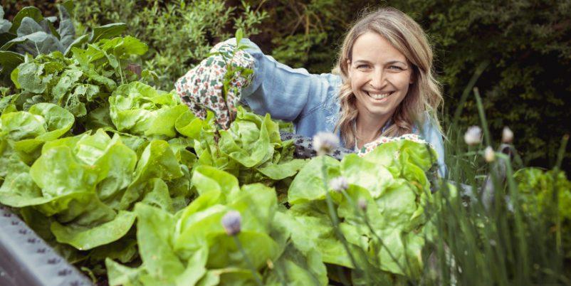 Frau im Garten - Was darf nicht ins Hochbeet