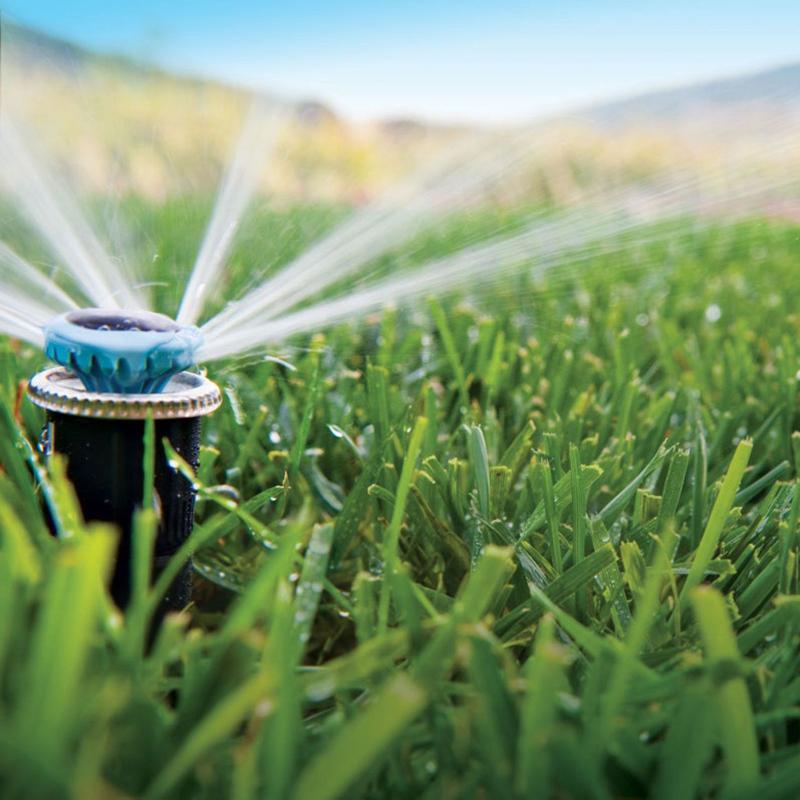 HUNTER Düsen MP ROTATOR auch für Rain Bird Versenkregner-Düse beim Bewässern einer Rasenfläche – Nahaufnahme der Wasserverteilung