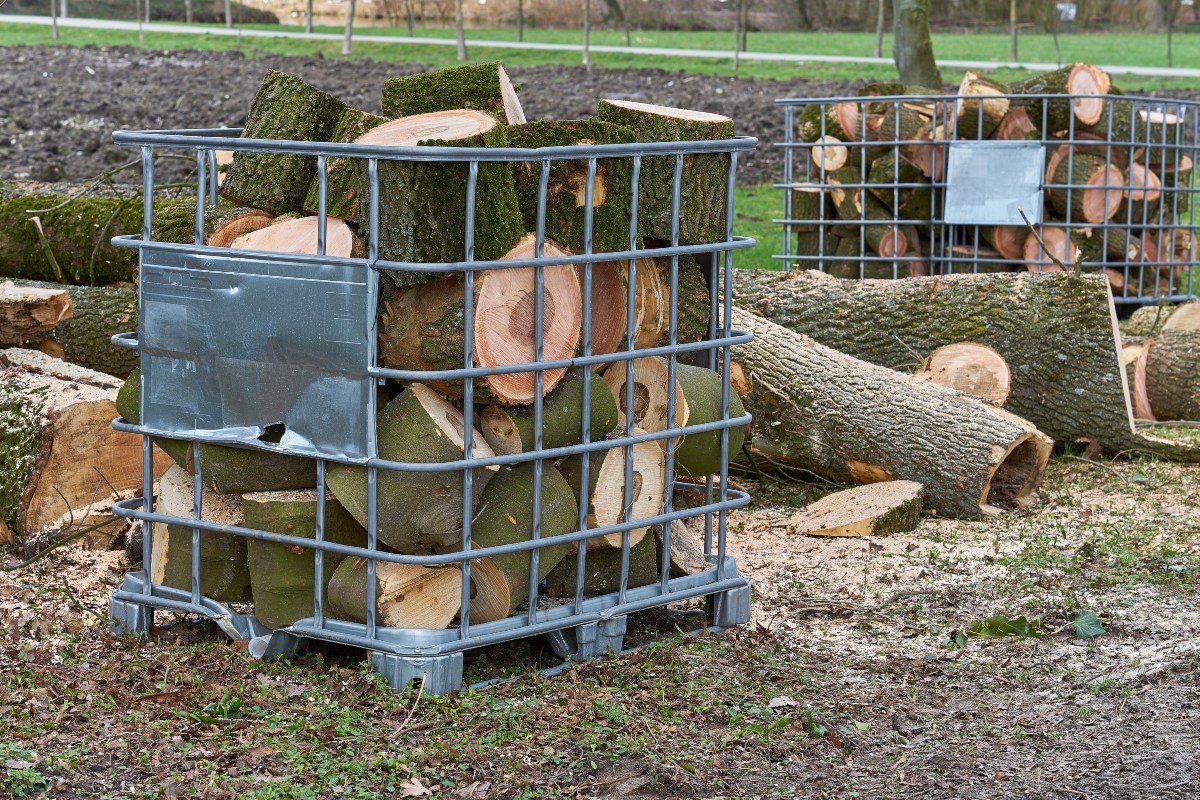 IBC Giterrboxen sind praktisch für dir temporäre, aber auch für die langfristige Lagerung von Brennholz Brennholz in einer IBC Gitterbox - Holzlager aus IBC-Komponenten selber bauen