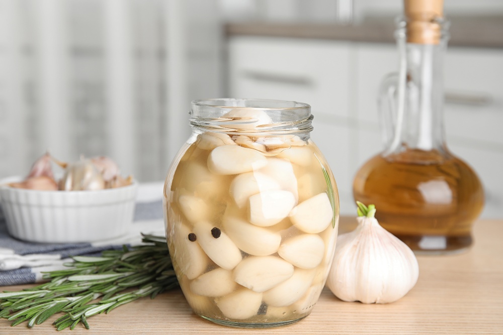 Beim Knoblauch ist Vorsicht geboten, damit das Gießwasser nicht überdosiert wird Knoblauch eingelegt