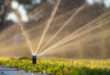 Automatisches Sprinkler System bewässert Rasen