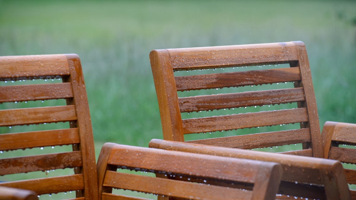 Gartenstühle-bei-Regen