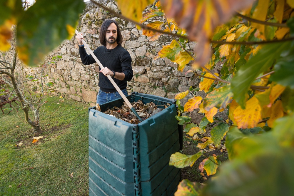 Im Herbst kann man den Kompost pflegen, indem man ihn durchmischt und Kompoststarter zugibt Kompost-auflockern - Gartenarbeit im September