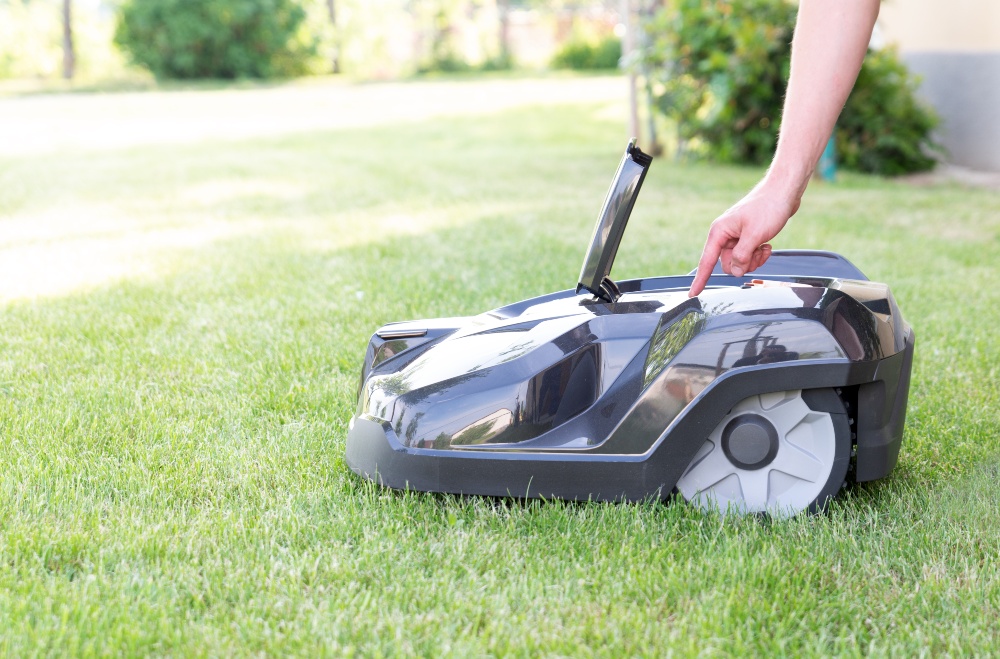 Rasen im Herbst belüften, nachsäen und mit höherer Schnitthöhe mähen – regelmäßiges Wässern bleibt wichtig Rasen-Roboter
