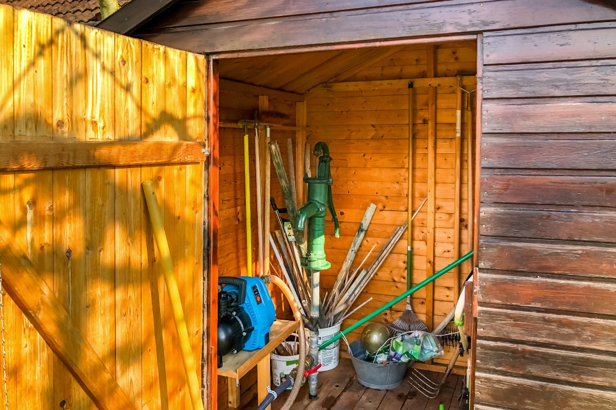 Gartenhütte-mit-Werkzeugen