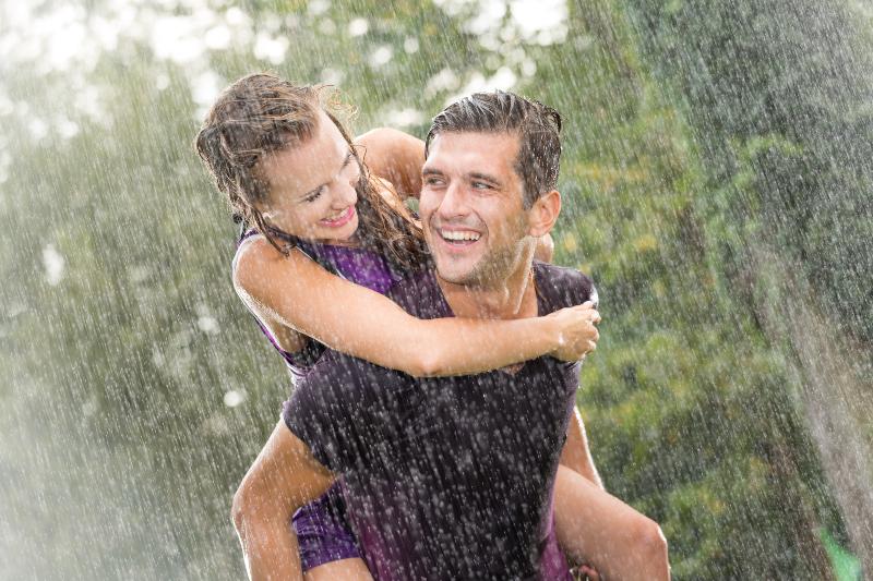 Glückliches-Pärchen-im-Regen