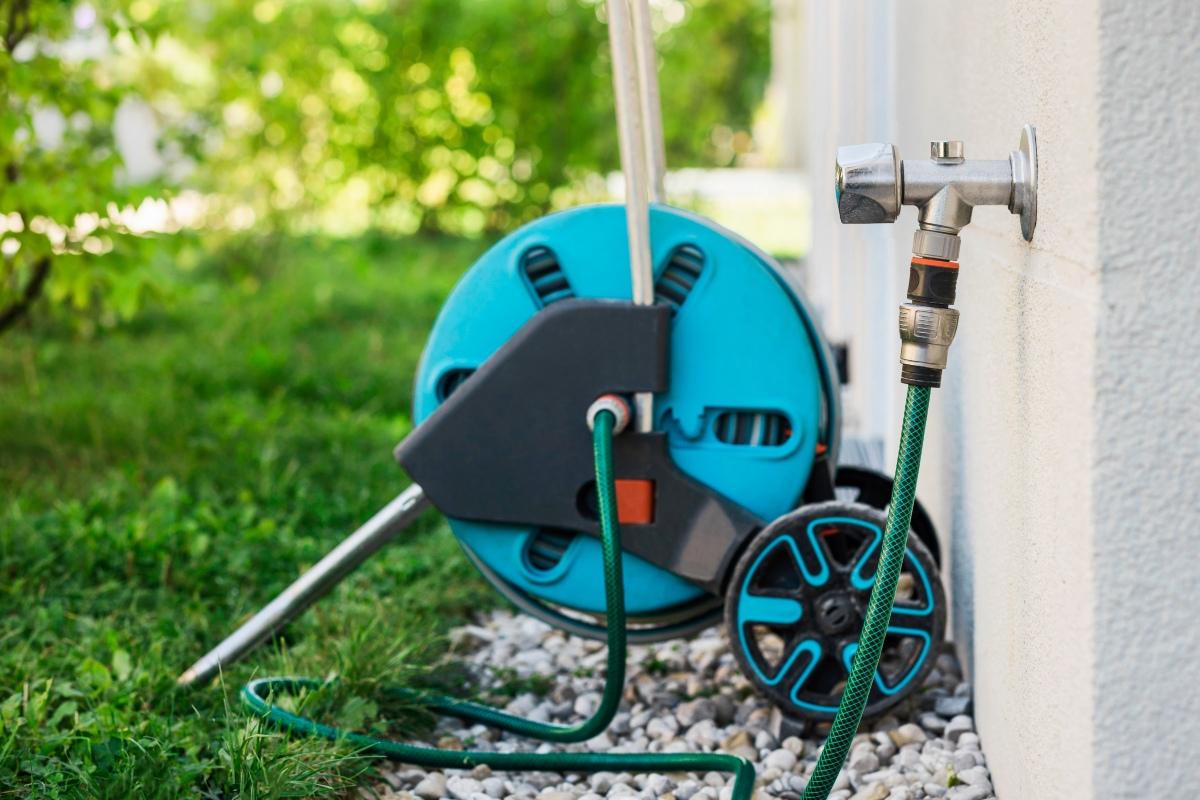 Leitungswasser ist die bequemste Option: Es steht immer bereit und ist völlig wartungsfrei Gartenschlauch-an-Wasserhahn-angeschlossen
