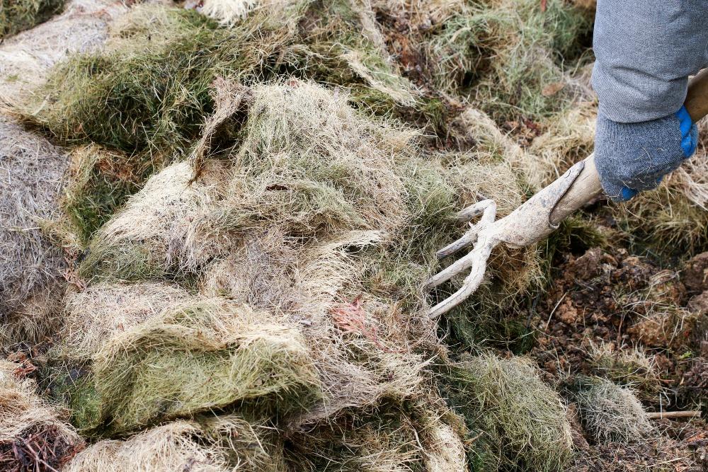 Auch im Winter lohnt sich das Umsetzen, solange der Boden nicht gefroren ist Kompost-umsetzen - Checkliste für Gartenarbeit im Januar