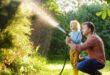 Vater-und-Kind-Gartenbewässerung