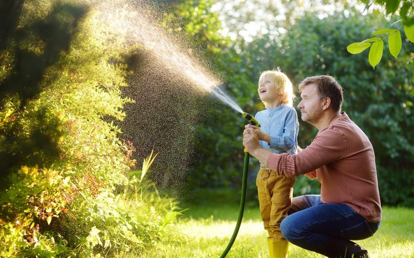 Vater-und-Kind-Gartenbewässerung