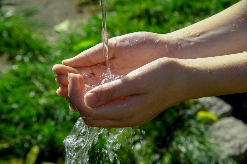 Wasser als wertvolle Ressource im Garten bewusst nutzen und sparsamer bewässern Wasser-läueft-in-2-Haende