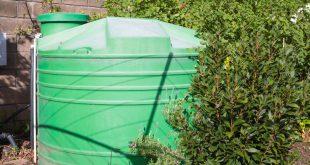 Grüne-Zisterne-in-einem-Garten