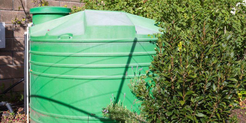 Grüne-Zisterne-in-einem-Garten