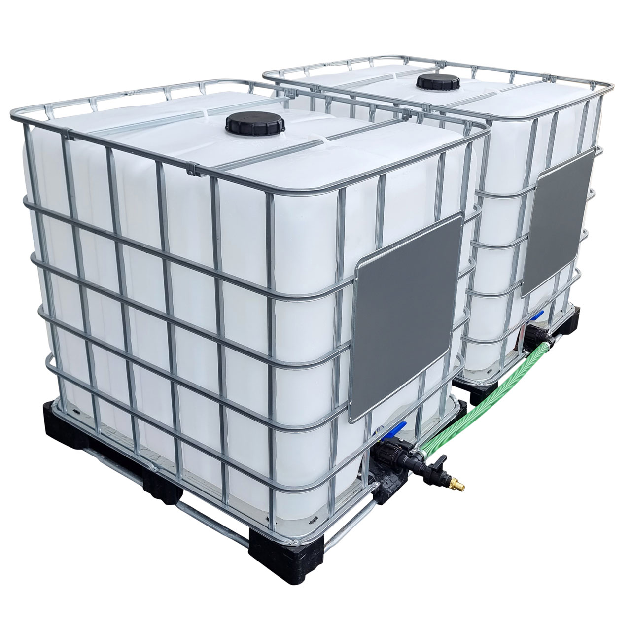 2000l-IBC-Wassertank-nebeneinander-mit-Schlauch-Tankverbindung-1
