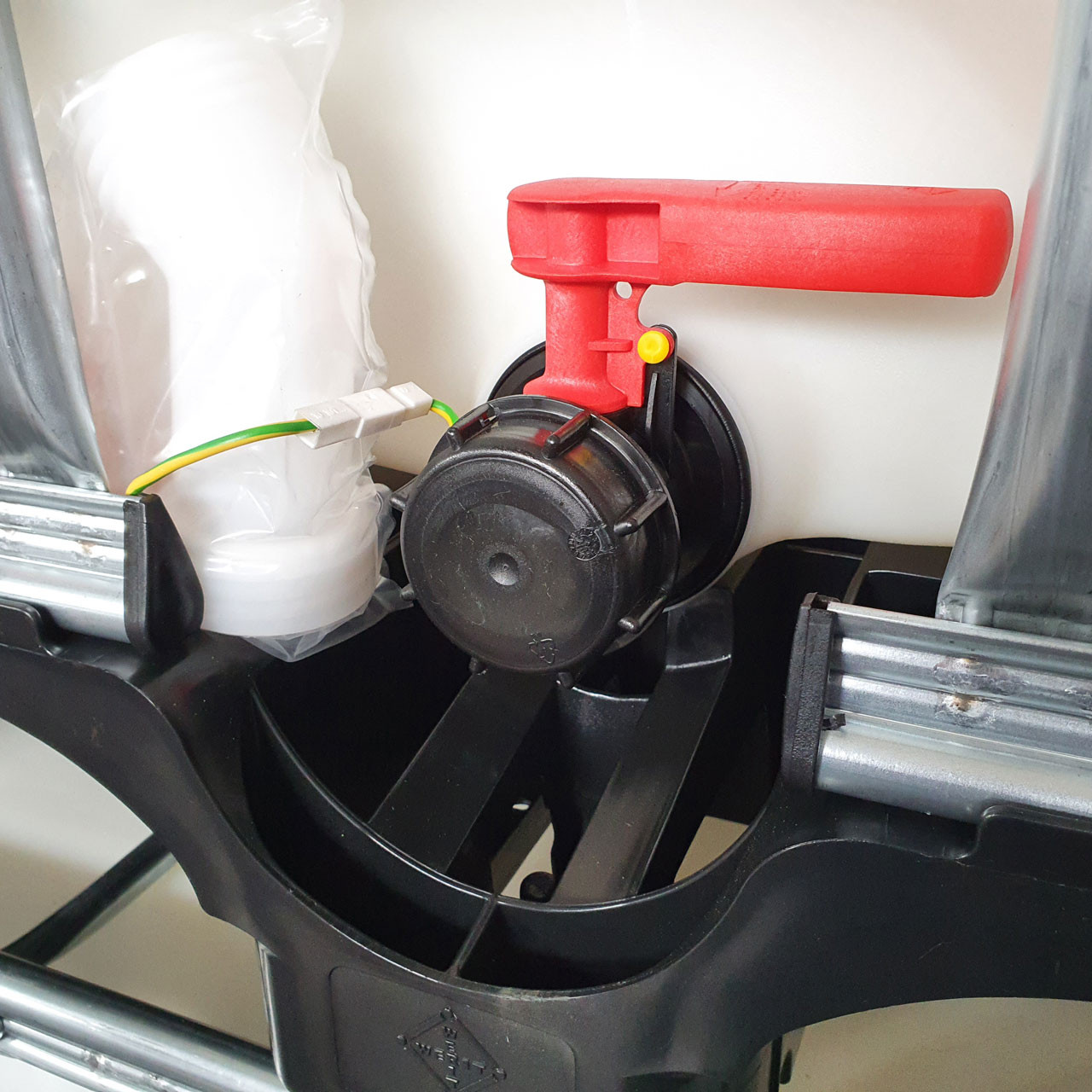 1000l-IBC-Container-EX-Schutz-auf-PE-Palette-NEU-4 1000l IBC Container EX-Schutz auf PE-Palette NEU