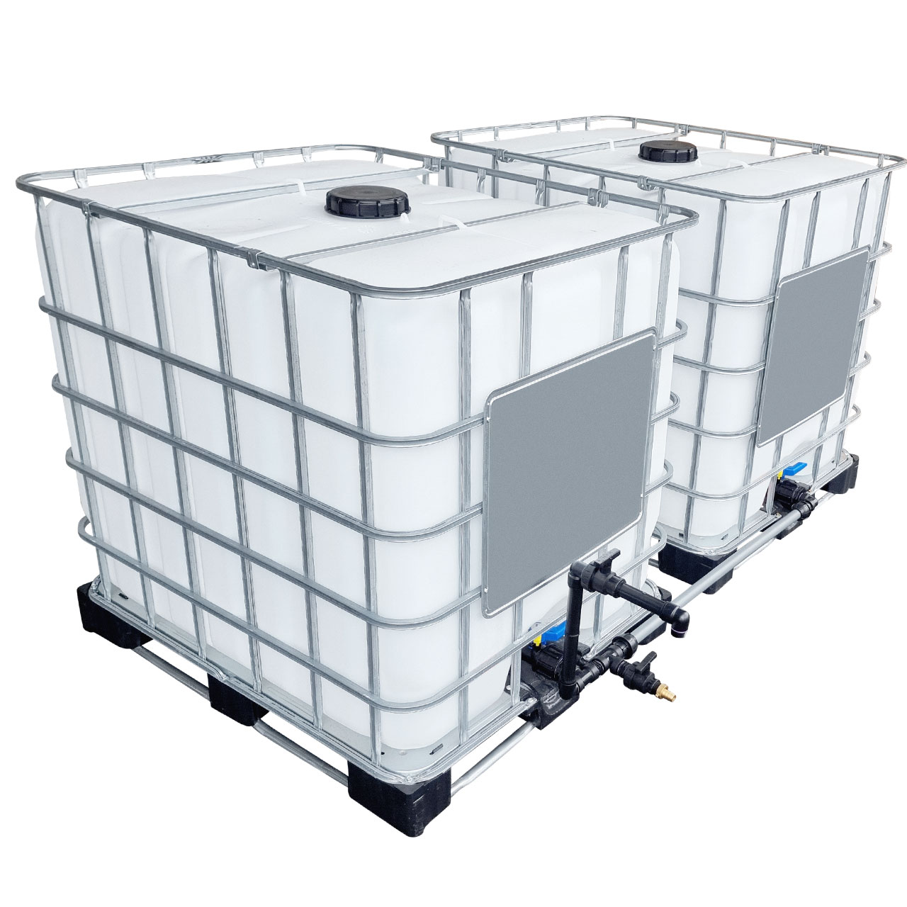 2000l IBC Wassertank nebeneinander mit Rohr Tankverbindung