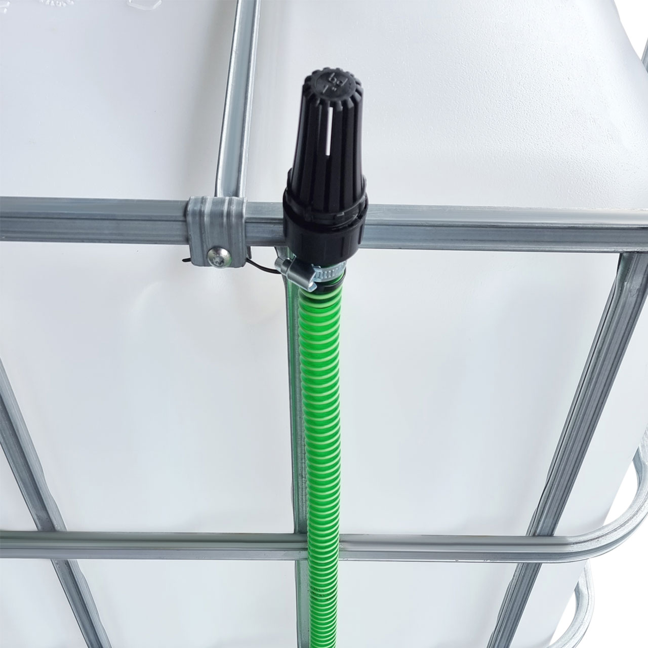 2000l IBC Wassertank übereinander mit Schlauch Tankverbindung