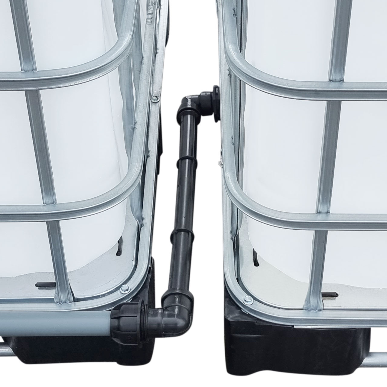 2000l IBC Wassertank hintereinander mit Rohr Tankverbindung